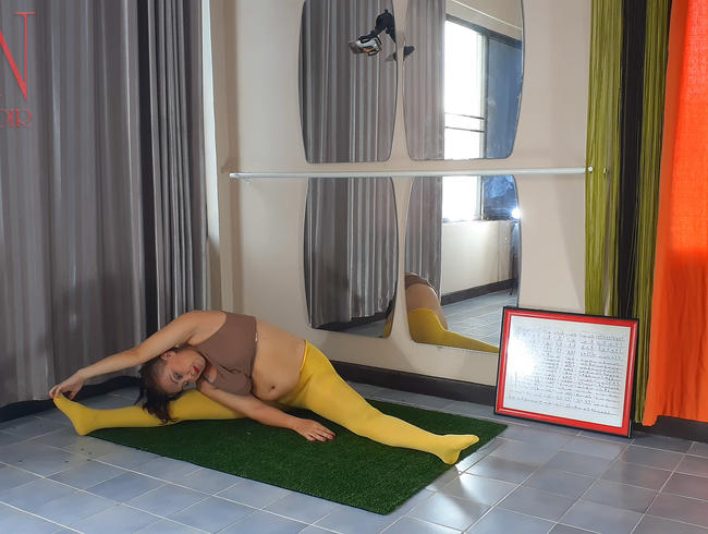 Regina Noir. Yoga in gelben Strumpfhosen beim Yoga im Fitnessstudio. Ein Mädchen ohne Höschen macht