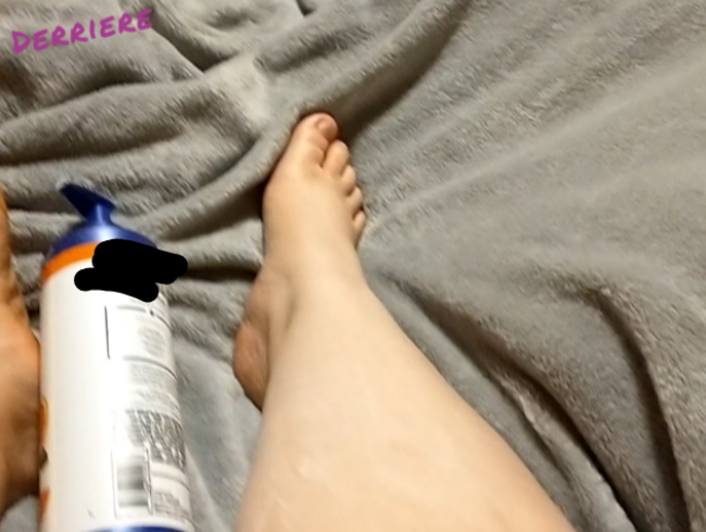 Demi malt ihre Zehennägel, nachdem sie ihre Füße und Beine eingecremt hat.