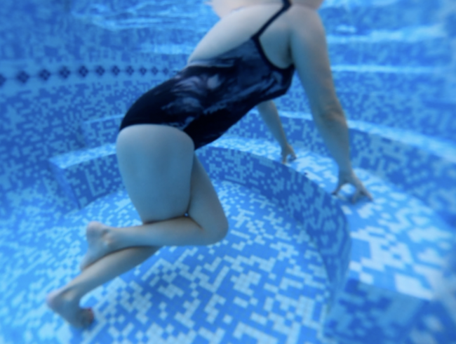Syntribations-Orgasmus mit gekreuzten Beinen in einem Pool