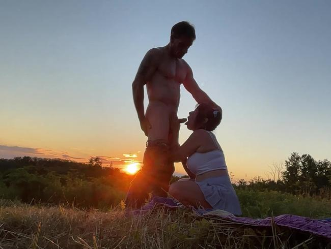 Sex im Freien auf dem Berg bei Sonnenuntergang