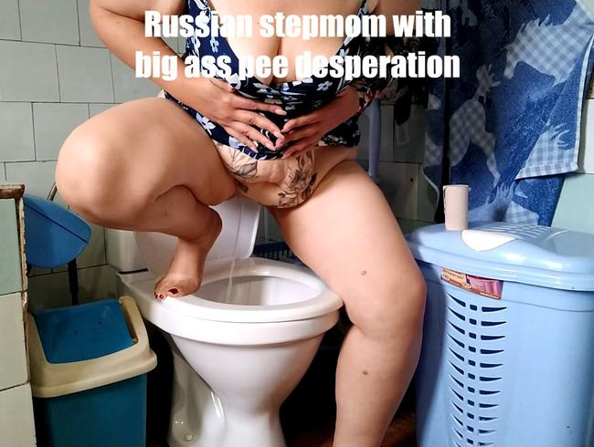 Russische Stiefmutter mit großem Arsch pinkelt verzweifelt