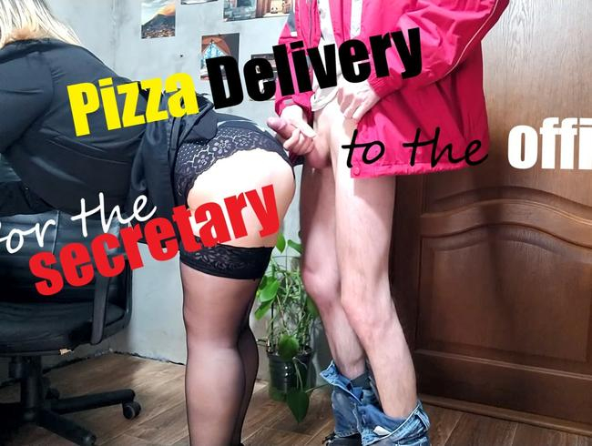 Die Sekretärin bestellte eine PIZZA-Lieferung und bekam Sperma auf einen wunderschönen Arsch