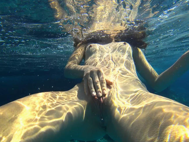 Atemberaubendes Mädchen schwimmt nackt am öffentlichen Strand2