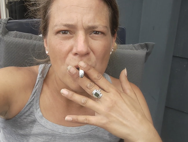 Schweiß Sperma rauchen ,rauche eine auf dem Balkon und stinke auch vom gestrigen Sex