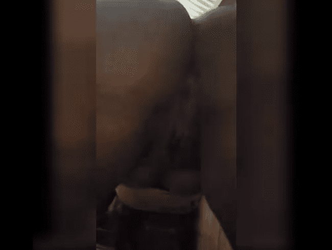 EBONY_MILF38B ZEIGT IHREN GROSSEN ARSCH