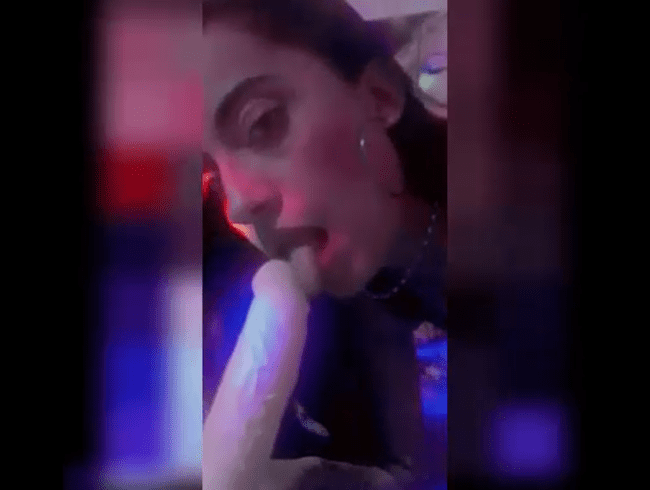 PAOLA CASTRO FÜHRT IHR SPIELZEUG DURCH DEN MUND