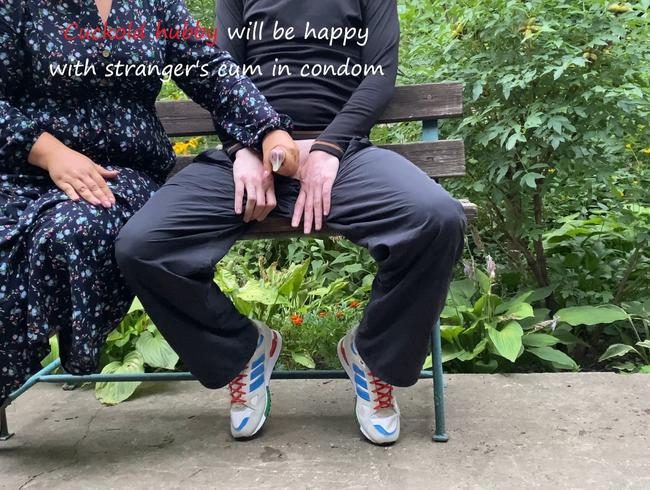 Cuckold-Ehemann wird sich über das Sperma eines Fremden im Kondom freuen