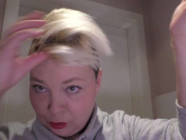 Frau Domse macht sich die Haare