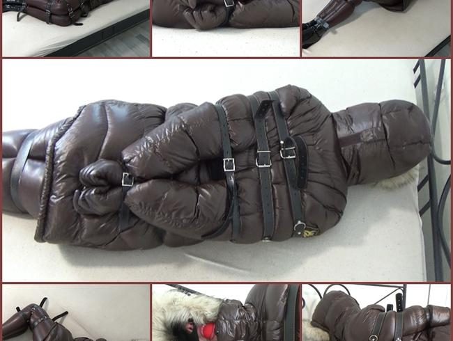 Meine Amateur-Bondage, 10. Juni 2022 : Ledergürtel und braune Daunenjacke