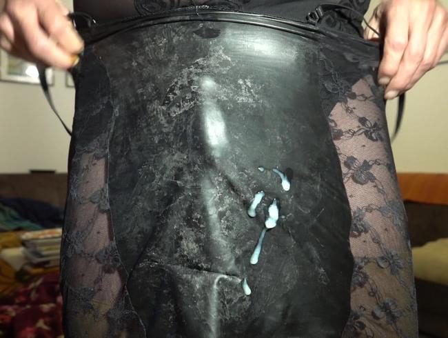 Wichse auf ihr Latex Röckchen