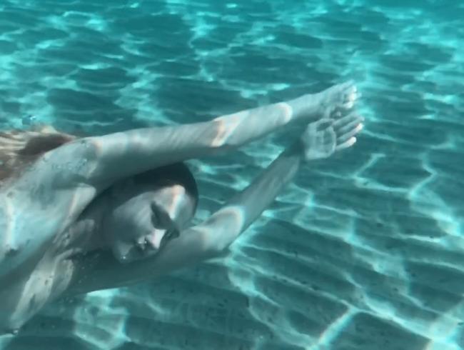 WOW! Meerjungfrau zeigt ihre weiblichen Reize unter Wasser