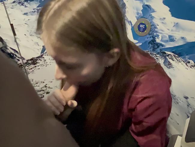 Fremde gibt mir im Zug einen Blowjob (mit Gesicht)