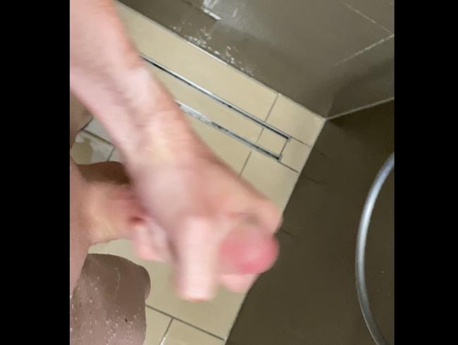 Abgespritzt in der Dusch auf dem Camping