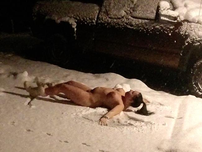 Nackt im Schnee - Schnee-Engel