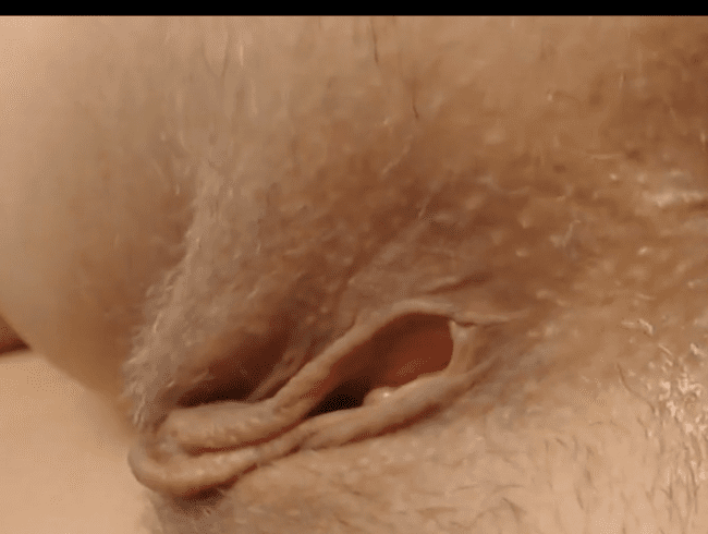 Sexy Arsch versucht, ihr rasiertes Arschloch zu fisten. Zu eng! Super Nahaufnahme
