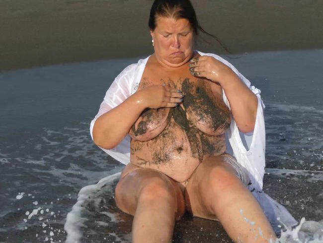 Im Meer gebadet und mit Schlamm eingeschmiert