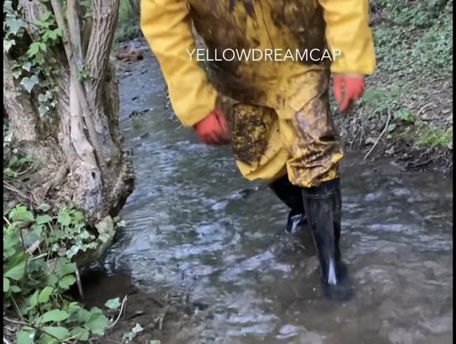 Geile Matschspiele mit Gummistiefeln und Regenkleidung