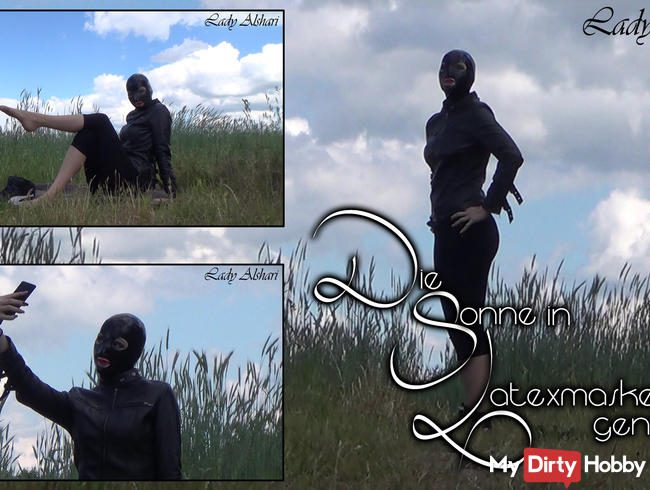 Die Sonne in Latexmaske genießen