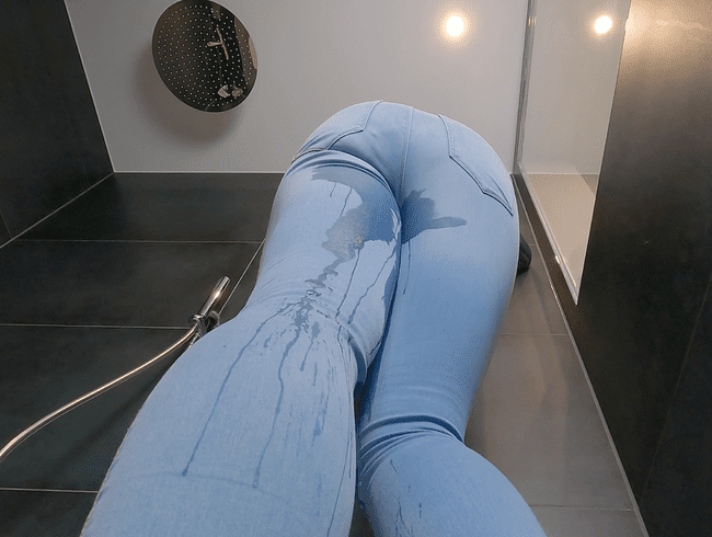 Volle Blase entleert sich in meine enge Jeans