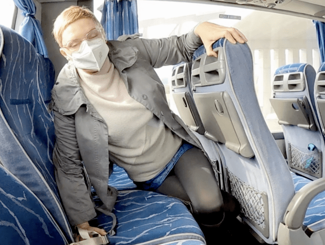 Orgasmus mit gekreuzten Beinen in einem öffentlichen Bus